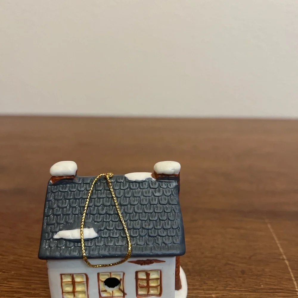 Vintage 1991 Reader’s Digest ‘The Queen’s Inn’ Ceramic House Ornament”